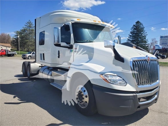 2018 INTERNATIONAL LT - image 2 of 6