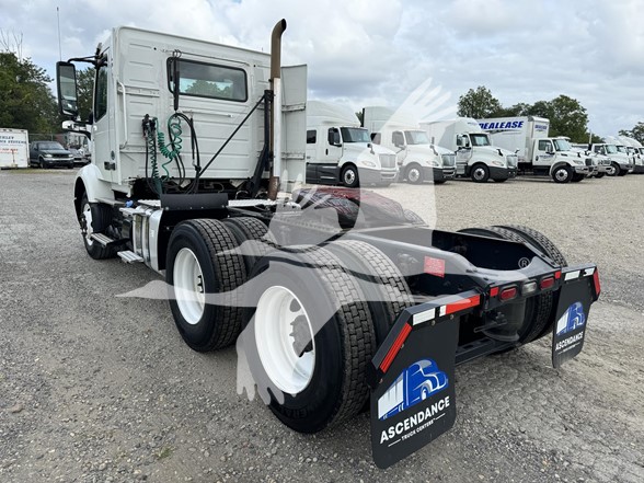 2019 VOLVO VNR64T300 - image 3 of 6